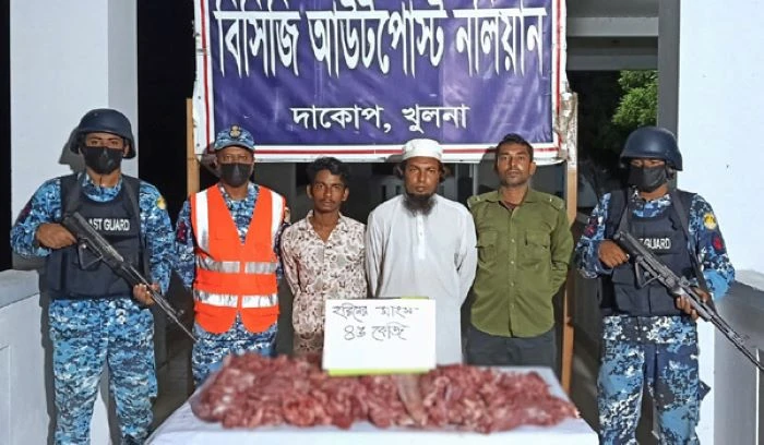 সুন্দরবনে কোস্ট গার্ডের পৃথক অভিযানে হরিণের মাংসসহ দুই ব্যবসায়ী আটক
